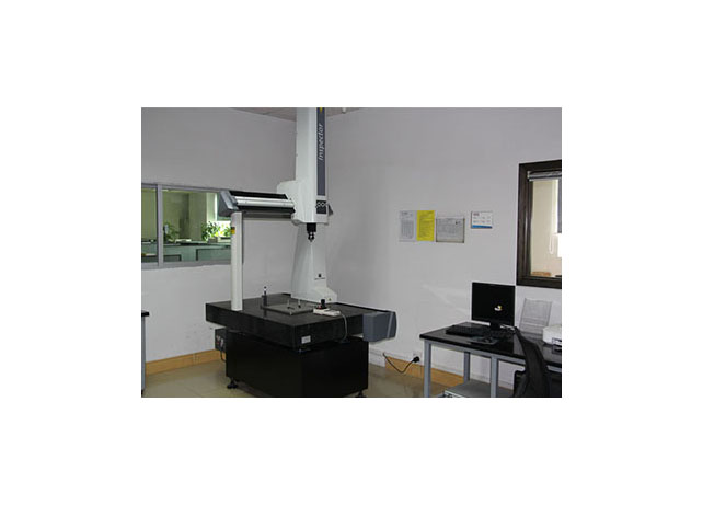 工程師審圖排除問(wèn)題，先進(jìn)檢測(cè)設(shè)備保證品質(zhì)